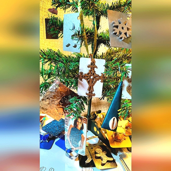 HAPPY HOLIDAYS New (2) Handcrafted Wood Ornaments! Genuine Cowries. Unisex Items - Picture 6 of 7